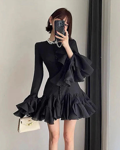 Robe courte noire femme à multiples volants, en tissu léger, avec décolleté en V et manches courtes pour un look élégant.
