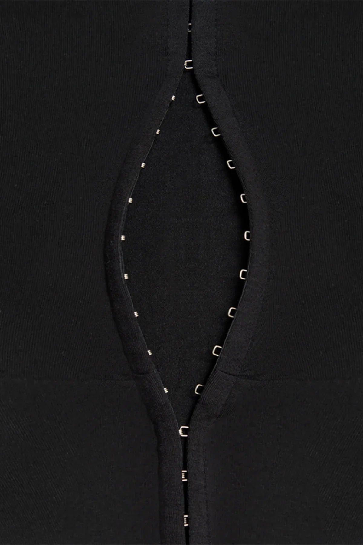 Robe courte noire pour femme avec fermeture éclair arrière, fabriquée en coton léger et au design ajusté.