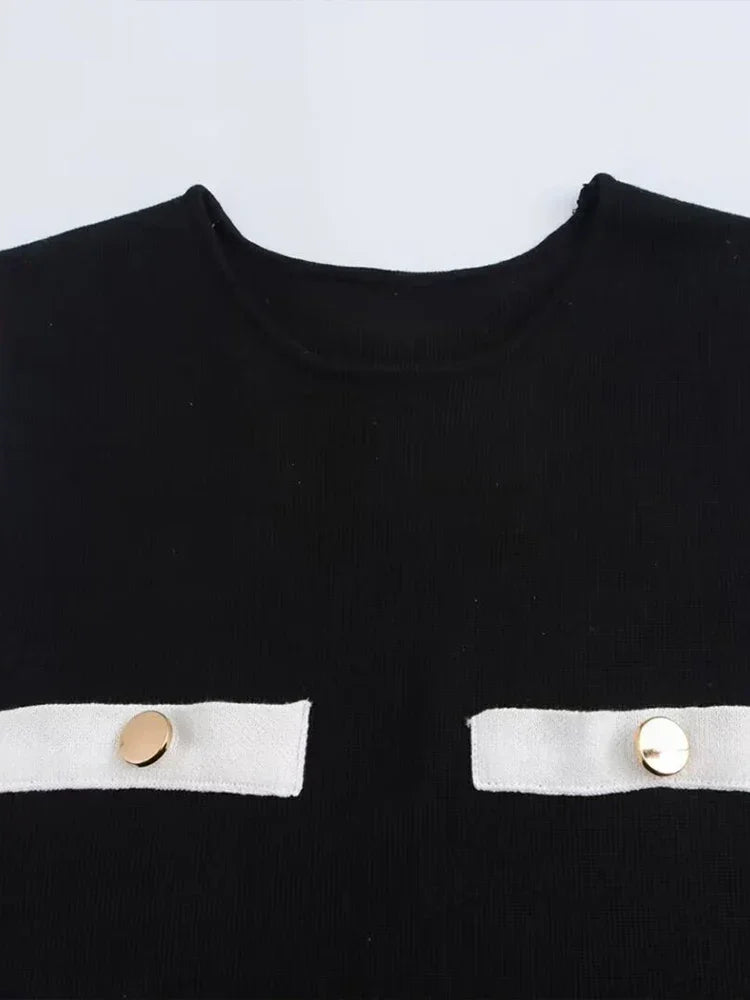 Robe courte noire pour femme, en tissu léger, dotée de boutons décoratifs sur le devant et d'un col rond élégant.