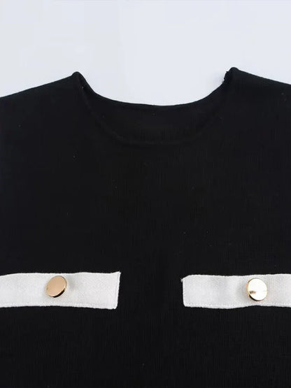 Robe courte noire pour femme, en tissu léger, dotée de boutons décoratifs sur le devant et d'un col rond élégant.