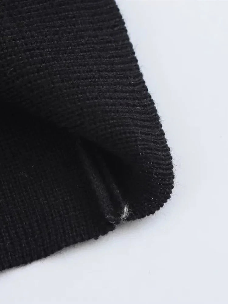 Robe courte noire en coton, avec boutons décoratifs sur le devant, idéale pour un look décontracté et élégant.
