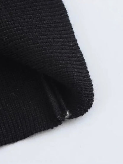 Robe courte noire en coton, avec boutons décoratifs sur le devant, idéale pour un look décontracté et élégant.