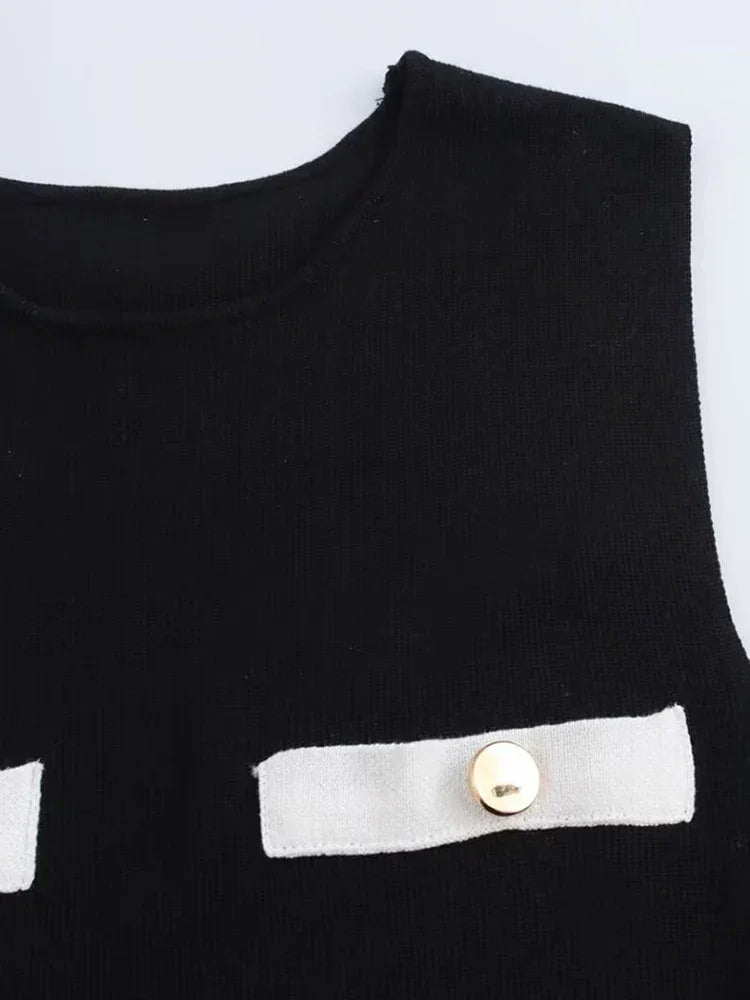Robe courte noire pour femme, en coton doux, avec boutons décoratifs sur le devant et une coupe ajustée.
