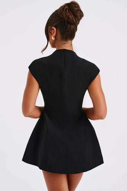 Robe noire courte pour femme avec décolleté plongeant, en tissu léger et fluide, parfaite pour les soirées élégantes.