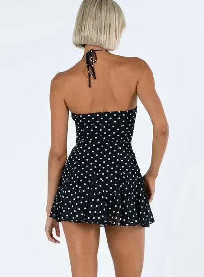 Robe courte à pois pour femme, en tissu léger avec bretelles fines et une coupe flatteuse, parfaite pour l'été.