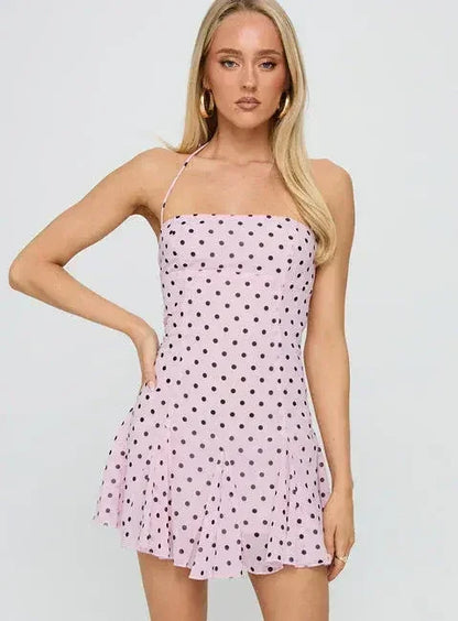 Robe courte femme en rose avec pois, bretelles fines et tissu léger, idéale pour les journées d’été.