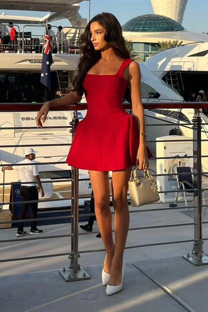 Robe courte sans manches, plissee, en polyester léger, avec un design fluide et une coupe moderne pour un style décontracté.