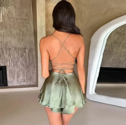 Robe courte en satin pour femme, avec bretelles fines et un design fluide, idéale pour les occasions estivales.