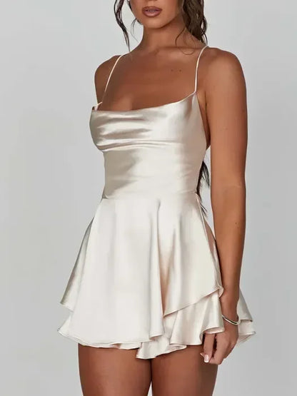 Robe courte en satin avec bretelles fines, offrant une coupe élégante et fluide, idéale pour les occasions spéciales.