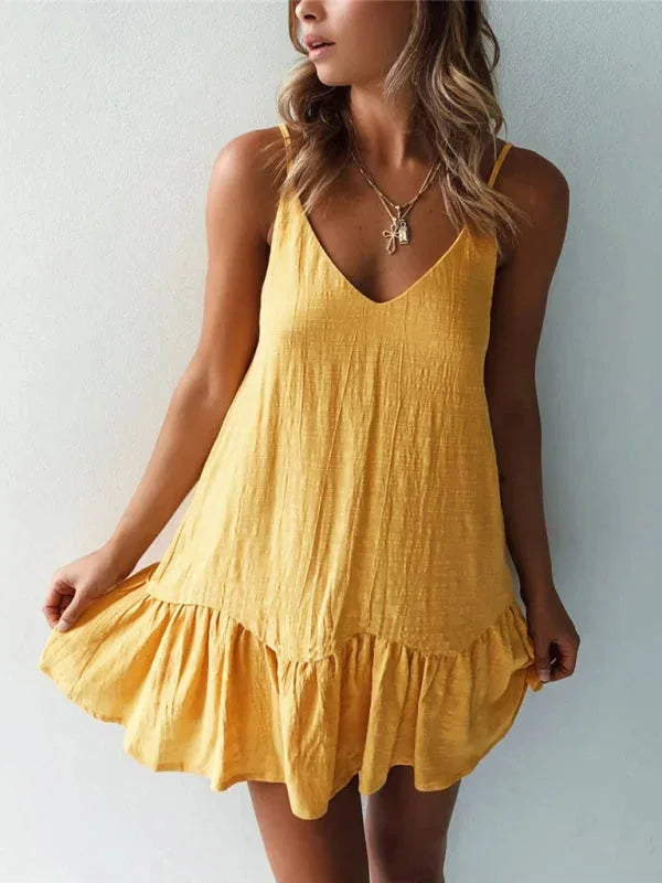 Robe courte à fines bretelles en tissu léger, col V avec détails volantés, idéale pour l'été et les journées à la plage.