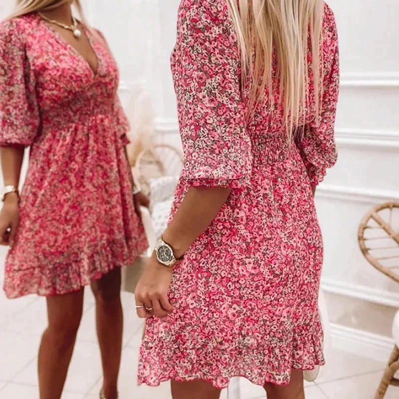 Robe courte fleurie bohème en coton léger, col V, manches 3/4 et taille élastique, idéale pour les journées d'été.