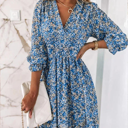 Robe courte fleurie bohème avec col V, manches 3/4 et taille élastique, idéale pour l'été, en tissu léger et fluide.