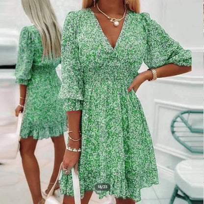 Robe courte bohème avec col V, manches 3/4 et taille élastique, en tissu léger avec motifs floraux colorés pour l'été.