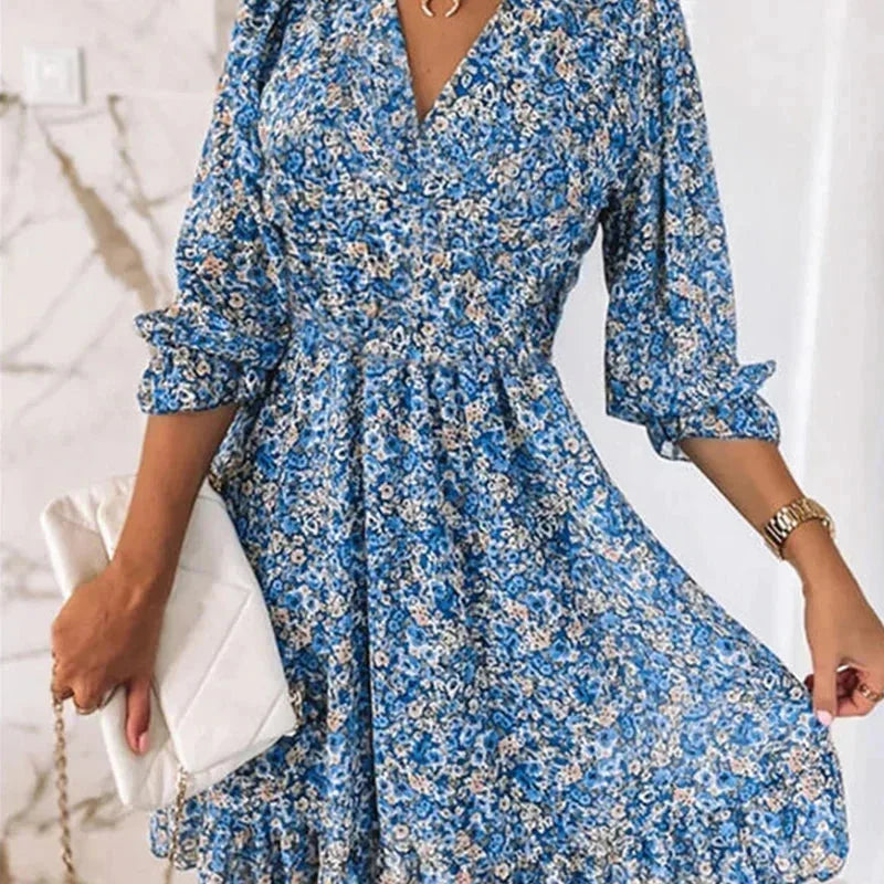 Robe courte bohème à fleurs, col V et manches 3/4, en tissu léger avec taille élastique, idéale pour l'été.