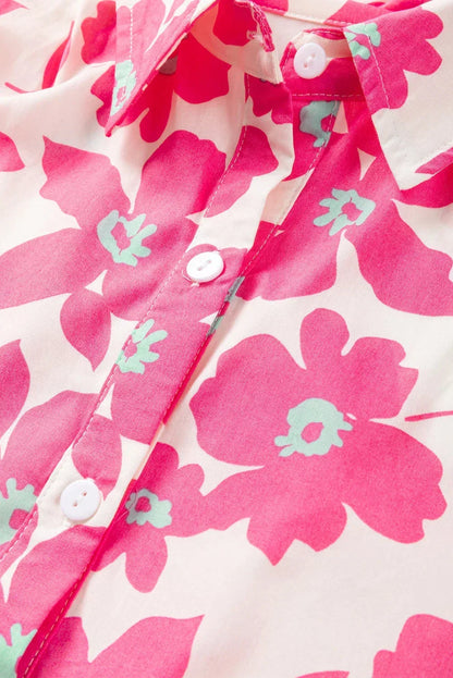 Robe courte en coton rose avec fleurs, volants et manches bouffantes, parfaite pour les journées d'été décontractées.