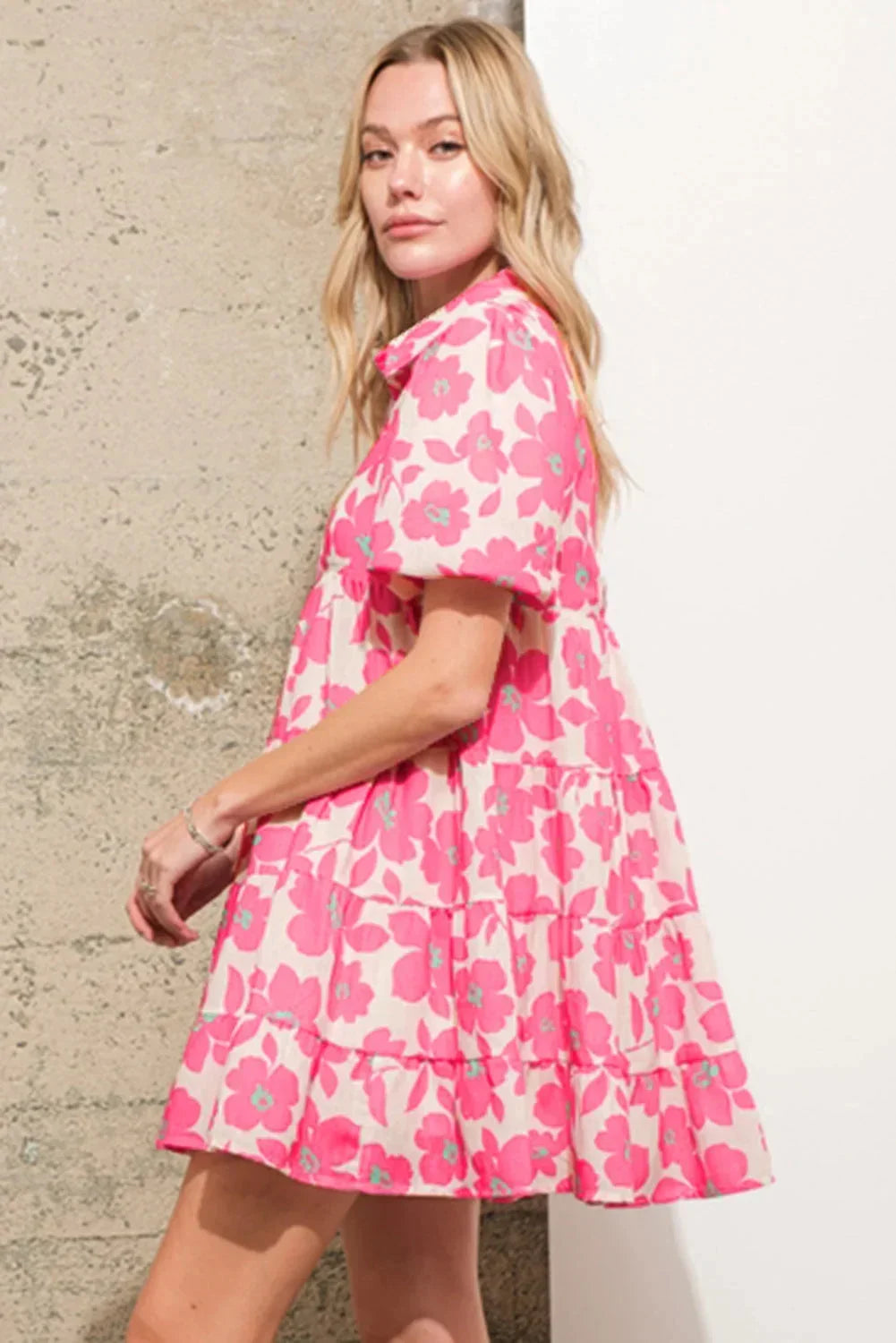 Robe courte fleurie rose en coton avec volants et manches bouffantes, idéale pour des sorties estivales décontractées.