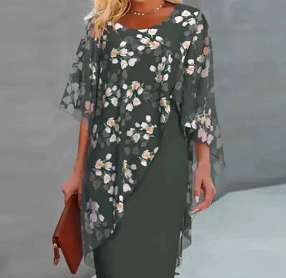 Robe courte florale légère avec superposition transparente et manches chauve-souris, idéale pour toutes les occasions.
