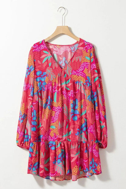 Robe courte rose vif, manches évasées, en tissu léger, parfaite pour un look décontracté d'été. Imprimé floral moderne.