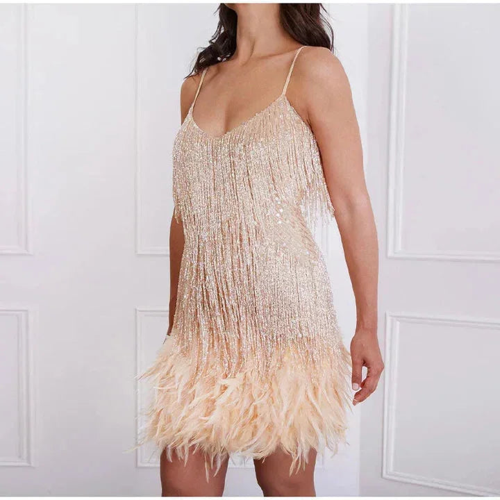Robe courte pailletée avec franges, décolleté en V et bretelles fines, conçue en tissu scintillant pour les soirées.