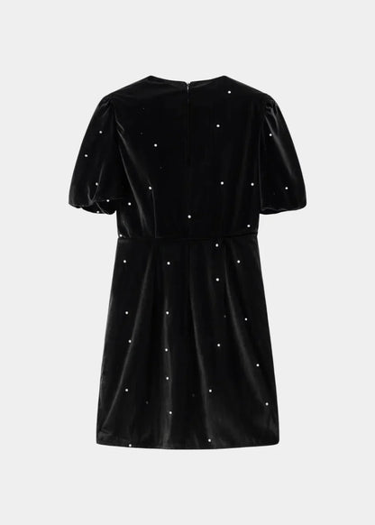 Robe courte à pois avec nœuds, manches bouffantes, en tissu léger, idéale pour une soirée. Design élégant et féminin.