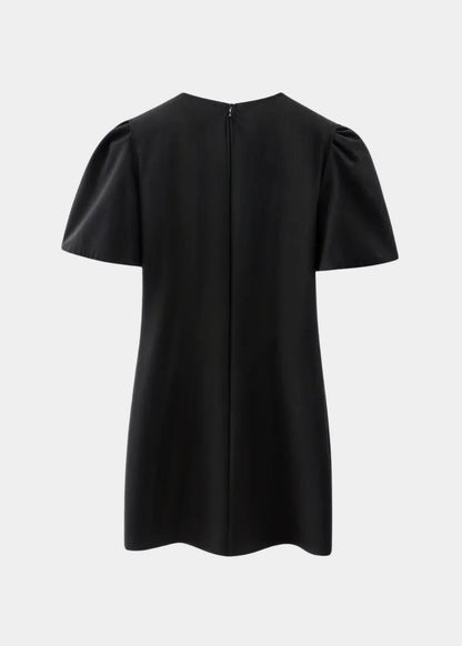 Robe courte à pois avec nœuds, manches bouffantes, en tissu léger, idéale pour une soirée d'été.