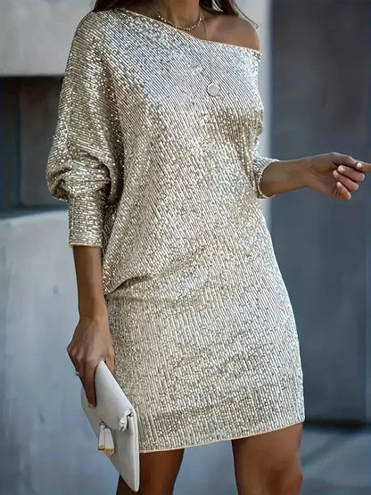 Robe courte en sequins avec manches longues et épaule dénudée, conçue pour des soirées élégantes, en tissu scintillant.