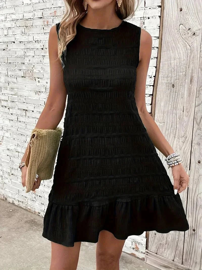 Robe courte sans manches en tissu texturé, ourlet évasé, parfaite pour les journées d'été décontractées.
