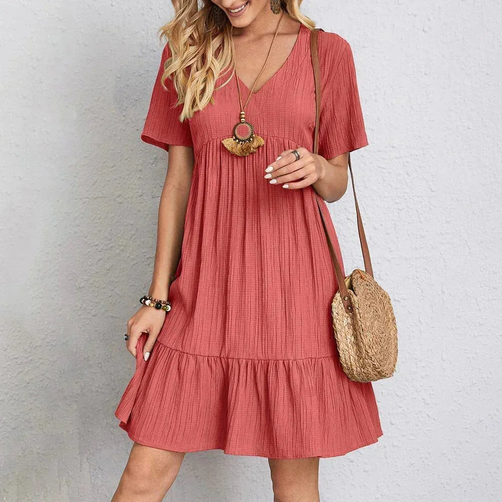 Robe courte en coton léger, volantée, col en V et manches courtes, idéale pour un look estival décontracté au quotidien.