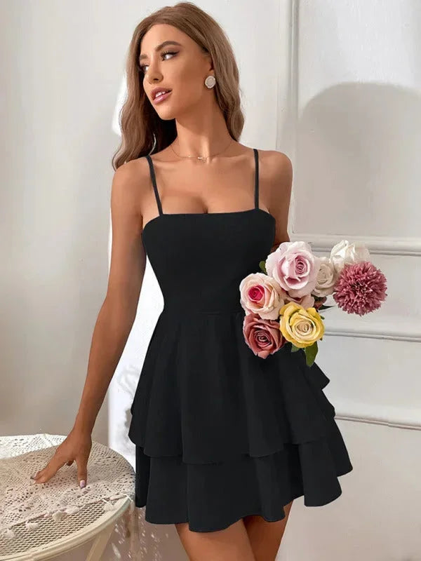 Robe courte à volants en tissu léger avec bretelles ajustables, parfaite pour l'été, disponible en plusieurs couleurs.
