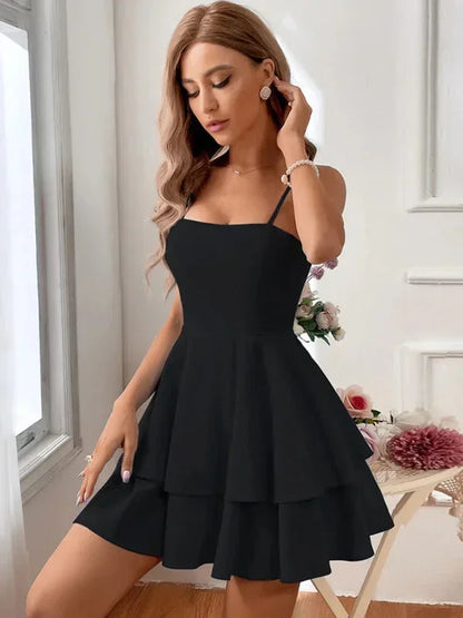 Robe courte à volants avec bretelles ajustables, en coton léger, idéale pour l'été, disponible en plusieurs couleurs.