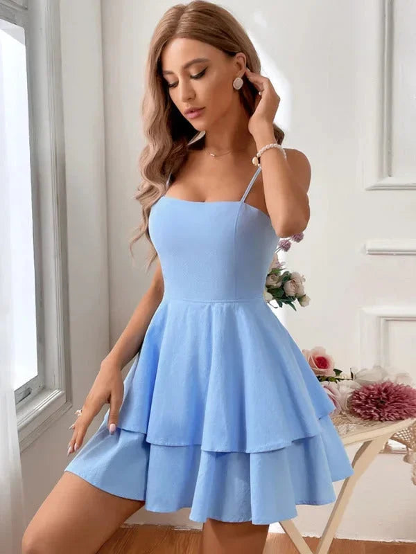 Robe courte à volants en coton léger avec bretelles ajustables, parfaite pour les journées estivales, disponible en…