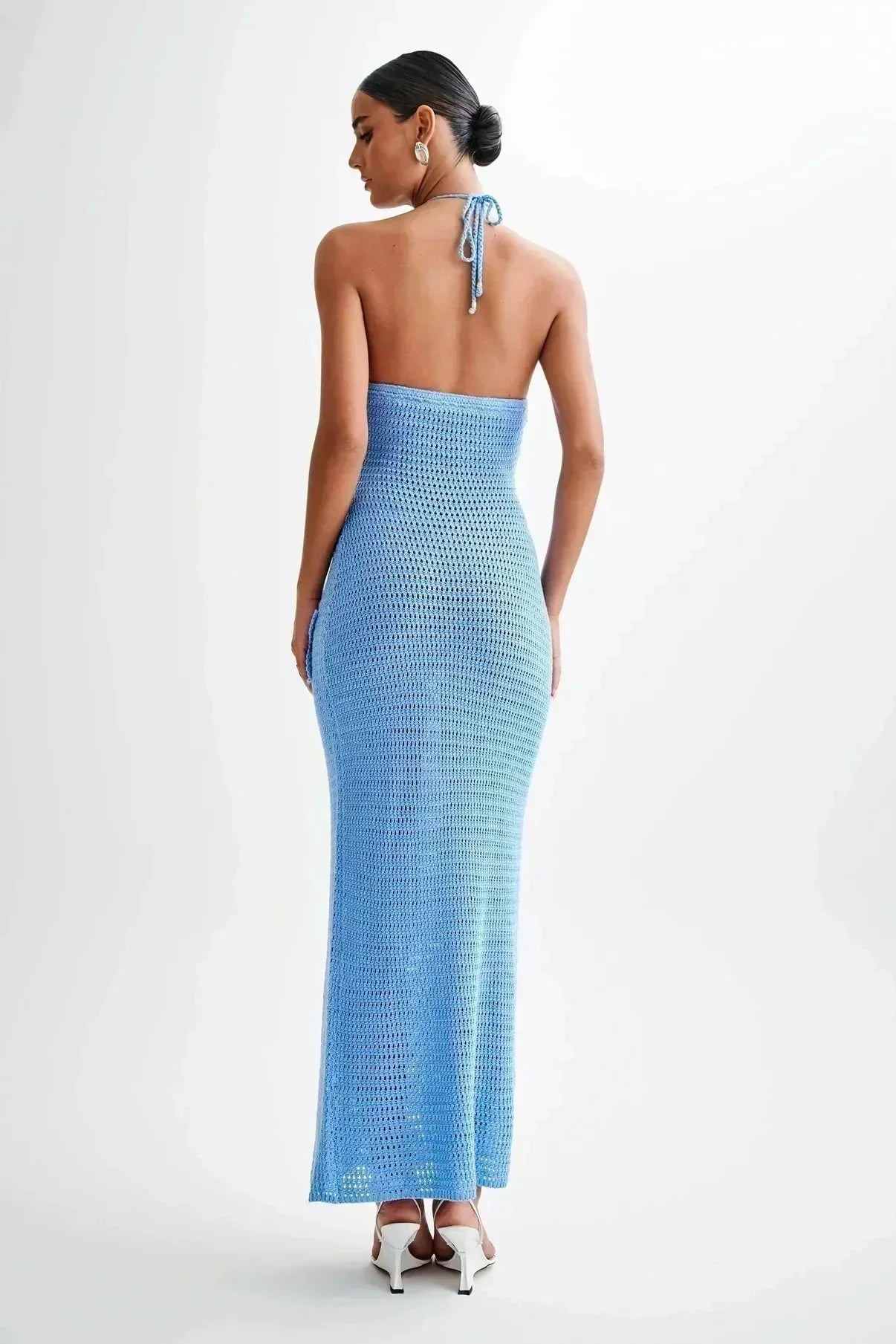 Robe en crochet femme avec motifs floraux délicats et col unique, idéale pour les occasions estivales.
