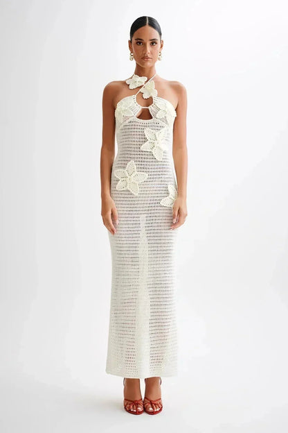 Robe blanche en crochet, détails floraux délicats, col unique, idéale pour les occasions décontractées ou estivales.