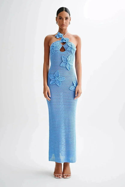 Robe en crochet bleu pour femme, ornée de détails floraux, avec un col unique et une coupe confortable.