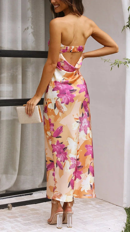 Robe longue florale sans bretelles en satin, parfaite pour l'été, avec un design fluide et coloré. Idéale pour les soirées.