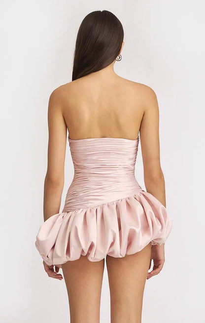 Robe de soirée femme en tissu drapé, coupe ballon, manches courtes, disponible en plusieurs couleurs élégantes.