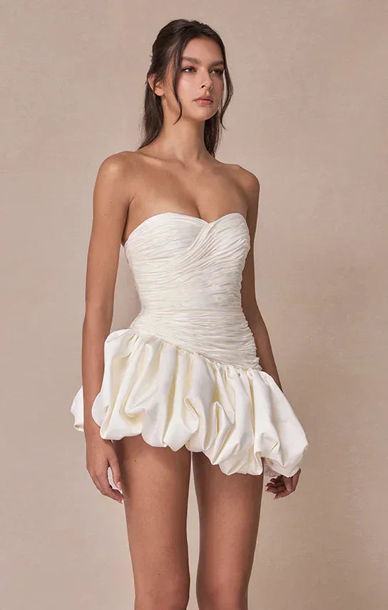 Robe de soirée femme en tissu léger, silhouette ballon drapée, avec un décolleté élégant et une taille cintrée.