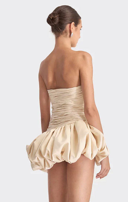 Robe de soirée femme en satin drapé, avec jupe ballon et décolleté élégant, idéale pour les occasions spéciales.