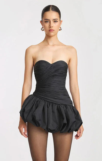 Robe de soirée femme en satin, design ballon drapé avec une jupe ample et des manches fluides pour une silhouette élégante.