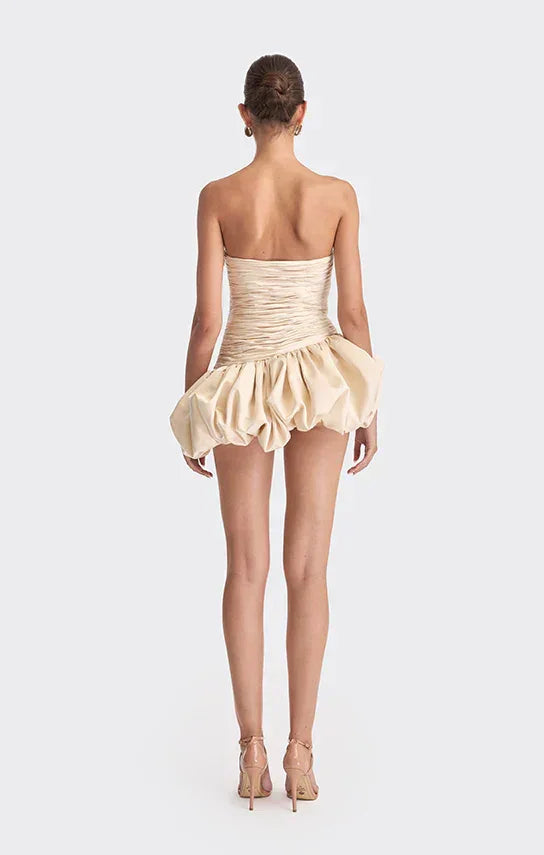 Alt text: "Robe de soirée femme en satin drapé, avec une jupe ballon et des manches courtes pour un style élégant."