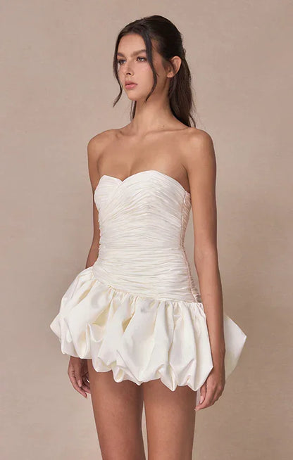 Robe de soirée femme en satin, style ballon drapé, avec une encolure en V et des manches délicates.