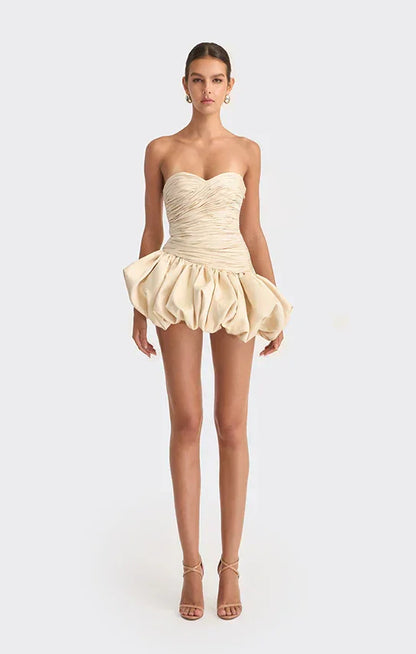 Robe de soiree femme en crème, tissu drapé, design ballon, manches courtes, idéale pour les occasions habillées.