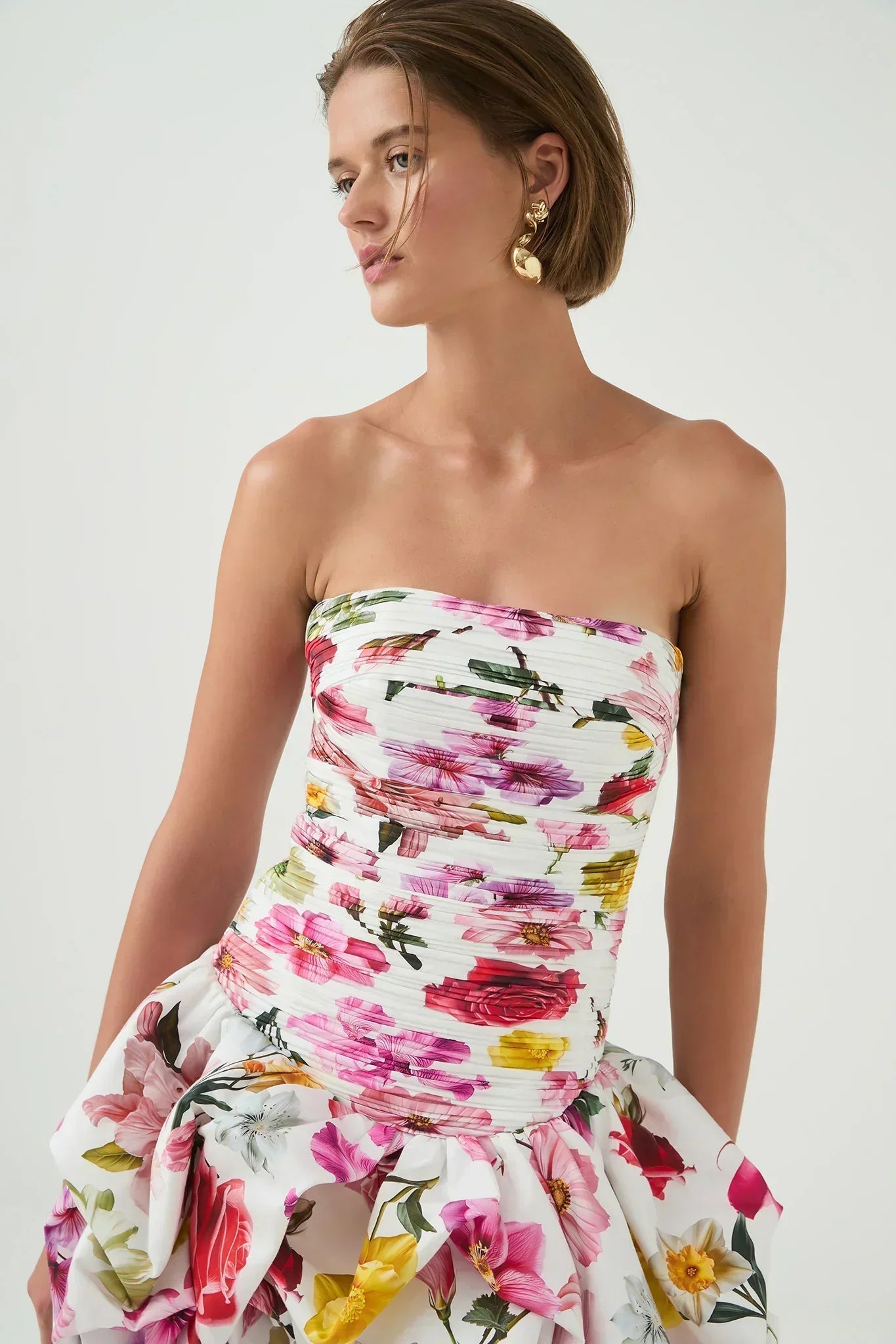 Robe de soirée blanche pour femme, en tissu léger, avec un ourlet bulle et un décolleté en V, idéale pour les occasions…