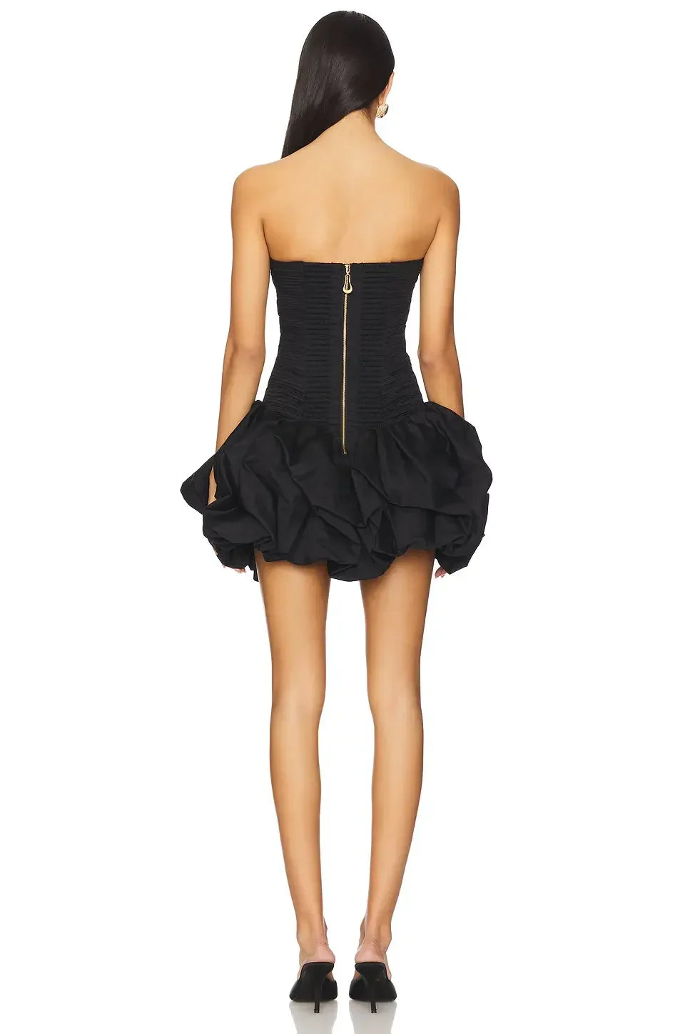 Robe de soirée blanche pour femme avec ourlet bulle et tissu léger, idéale pour des occasions spéciales.
