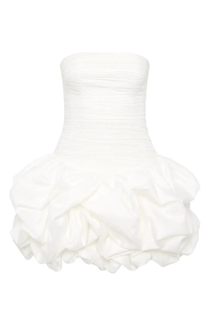 Robe de soirée femme blanche en tissu léger, avec un ourlet bulle et une coupe élégante pour une silhouette flatteuse.