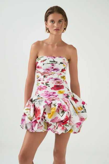 Robe de soirée femme blanche en tissu léger, avec un ourlet bulle et des détails raffinés pour une allure élégante.