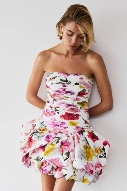 Robe de soirée blanche pour femme, en satin léger, avec ourlet bulle et bretelles délicates pour un style élégant.