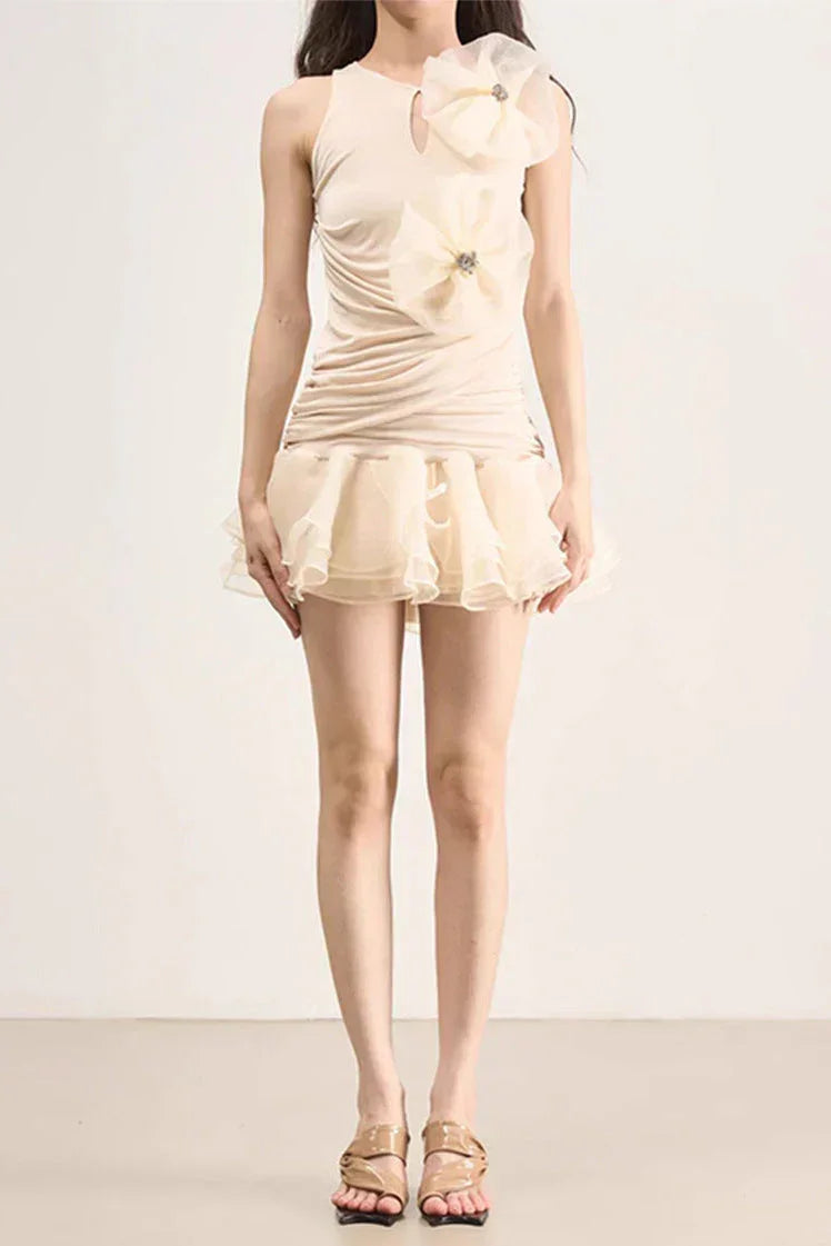 Robe de soirée femme fleurie plissée en tissu léger, avec un motif floral délicat et des plis élégants pour un look raffiné.