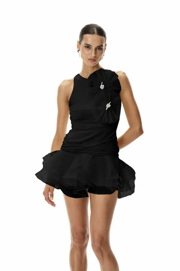 Robe de soirée femme fleurie plissée en noir, avec motifs floraux et détails plissés pour un look élégant et raffiné.