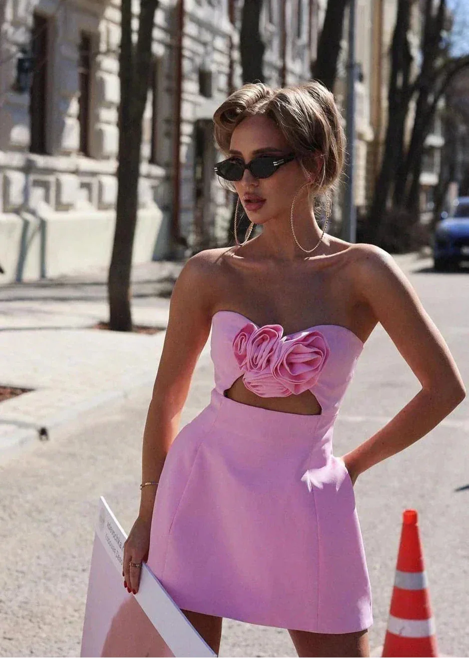 Robe de soirée femme en tissu léger, avec un bustier à fleurs et une jupe fluide, idéale pour les occasions spéciales.